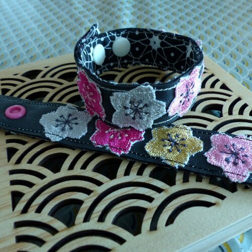 Bracelet brodé "fleurs sakura" gris/rose/doré