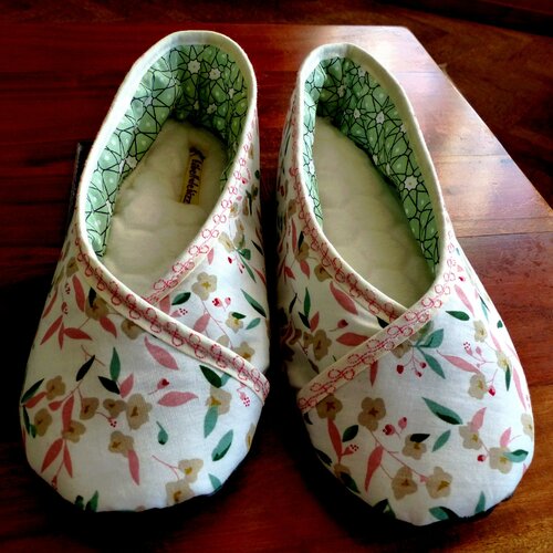 Chaussons kimono " fleurs de cerisier" fond écru et biais brodé