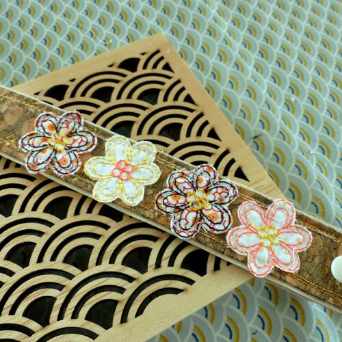 Bracelet brodé femme fleurs tons orange et fond liège