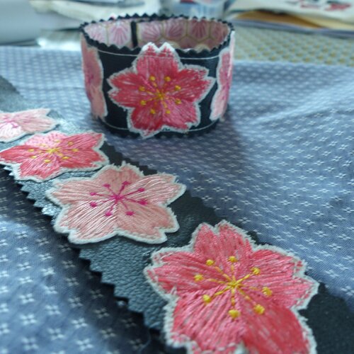 Bracelet brodé 4 fleurs sakura rose fond noir ou gris
