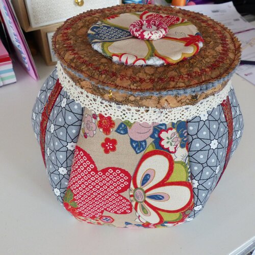 Boîte décorative en tissu, &quot;grandes fleurs japonaises&quot; rouge/gris