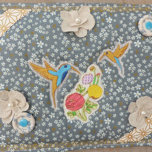 Tableau textile &quot;colibris et fleurs&quot; brodés sur fond gris &quot;fleurettes&quot;