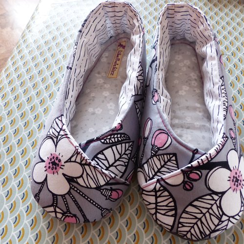 Chaussons femme kimono  t39 "grandes fleurs" fond gris clair