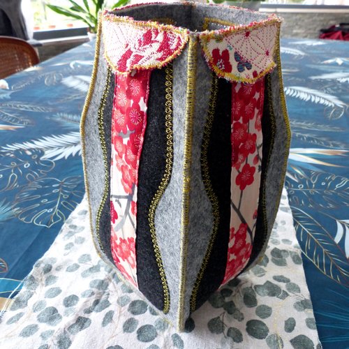 Vase textile en feutrine grise et tissu japonais