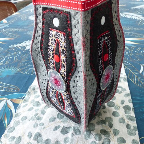 Vase textile feutrine grise et chutte tissu noir