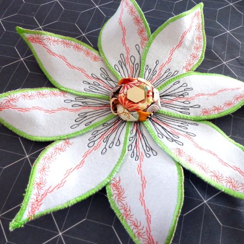 Grande fleur feutrine banche, brodée vert - orange