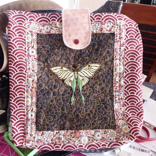 Sac a main "papillon brodé" fond marron/bordeaux