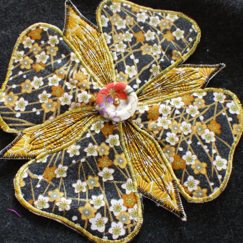 Grande fleur décorative feutrine, noire et jaune