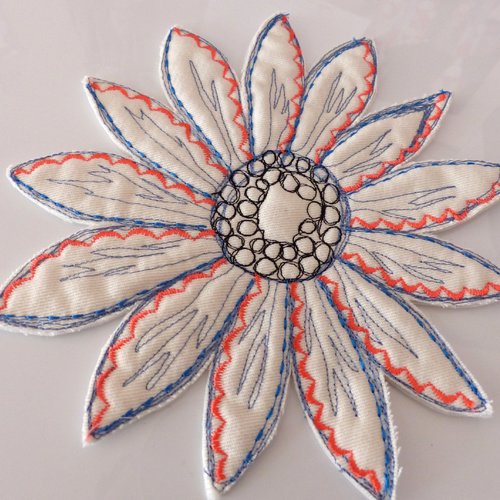 Fleur tissu, fond écru et broderies orange - bleu