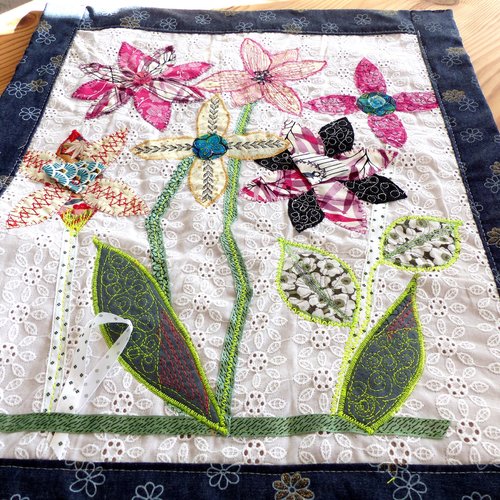 Toile textile "prairie de fleurs", encadrement tissu jean