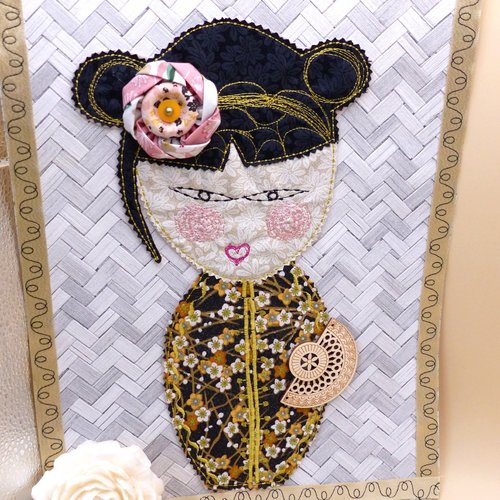 Toile kokeshi brodée 1, tons noir/orange