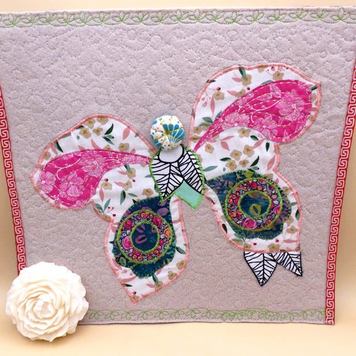 Papillon feutrine et tissus rose et vert sur fond écru