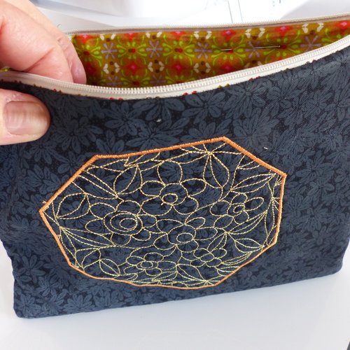 Trousse brodée 1 , tissu batik noir aux imprimés fleurettes