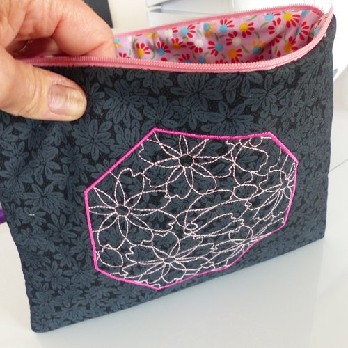 Trousse maquillage 2, tissu batik noir aux motifs fleurettes brodée.