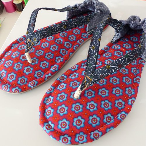 Tongs femme tissu "fleurettes rouge" et notes de bleu