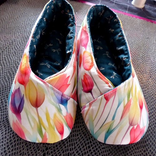 Chaussons kimono "tulipes" multi couleurs au fond blanc