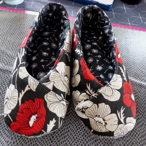Chaussons femme kimono "coquelicots" rouge et noir, notes blanc
