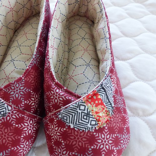 Chaussons femme t37 tissu rouge, motif discrets et appliqué demi rond