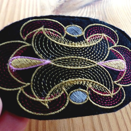Barrette femme feutrine et broderies, fond noir
