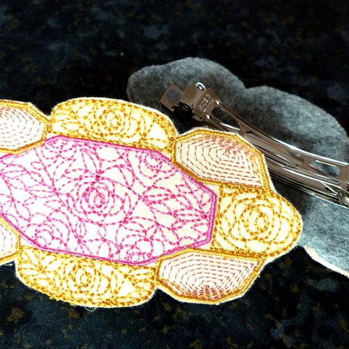 Barrette femme brodée rose et jaune aspect dentelle