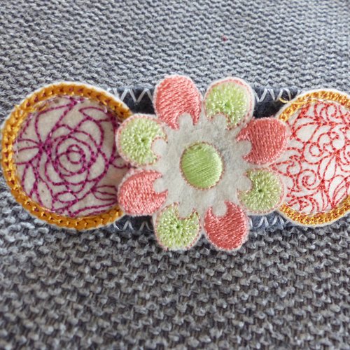 Barrette femme fleurie, avec ses 2 ronds brodés