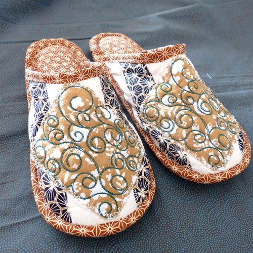 Mules femme brodées dessus de pied, ton camel marron et vert foncé