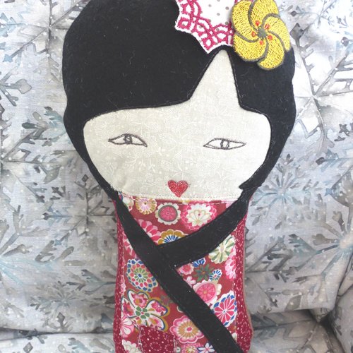 Poupée kokeshi 1 tissus et feutrine noire