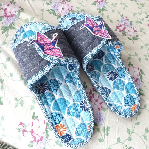 Mules ouvertes femme t39/40 tissu bleu et broderie "grue"
