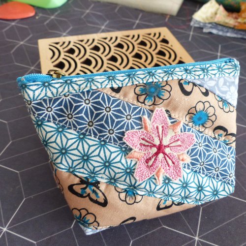 Porte monnaie patchwork bleu et fleur brodée