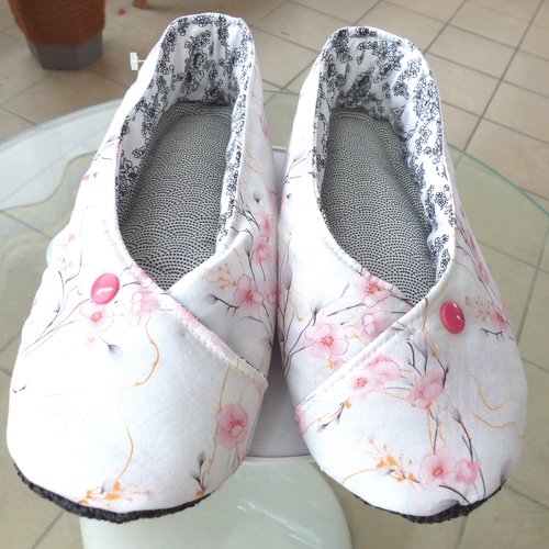 Chaussons femme kimono t40 "fleurs de cerisiers" fond blanc
