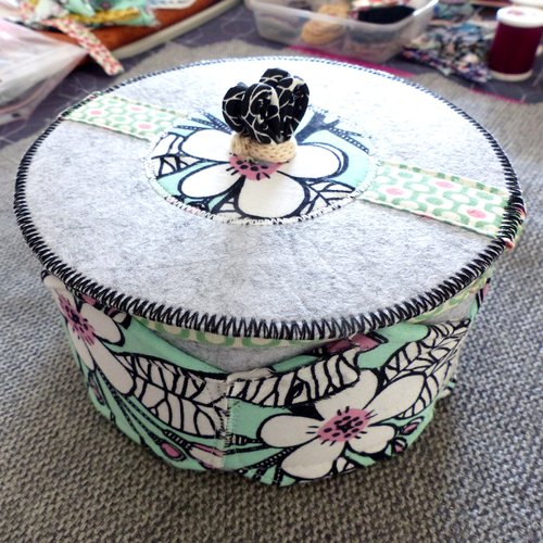 Boite décorative feutrine grise et tissu vert fleuri