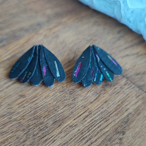 Boucles d'oreilles daphné noir arc-en-ciel