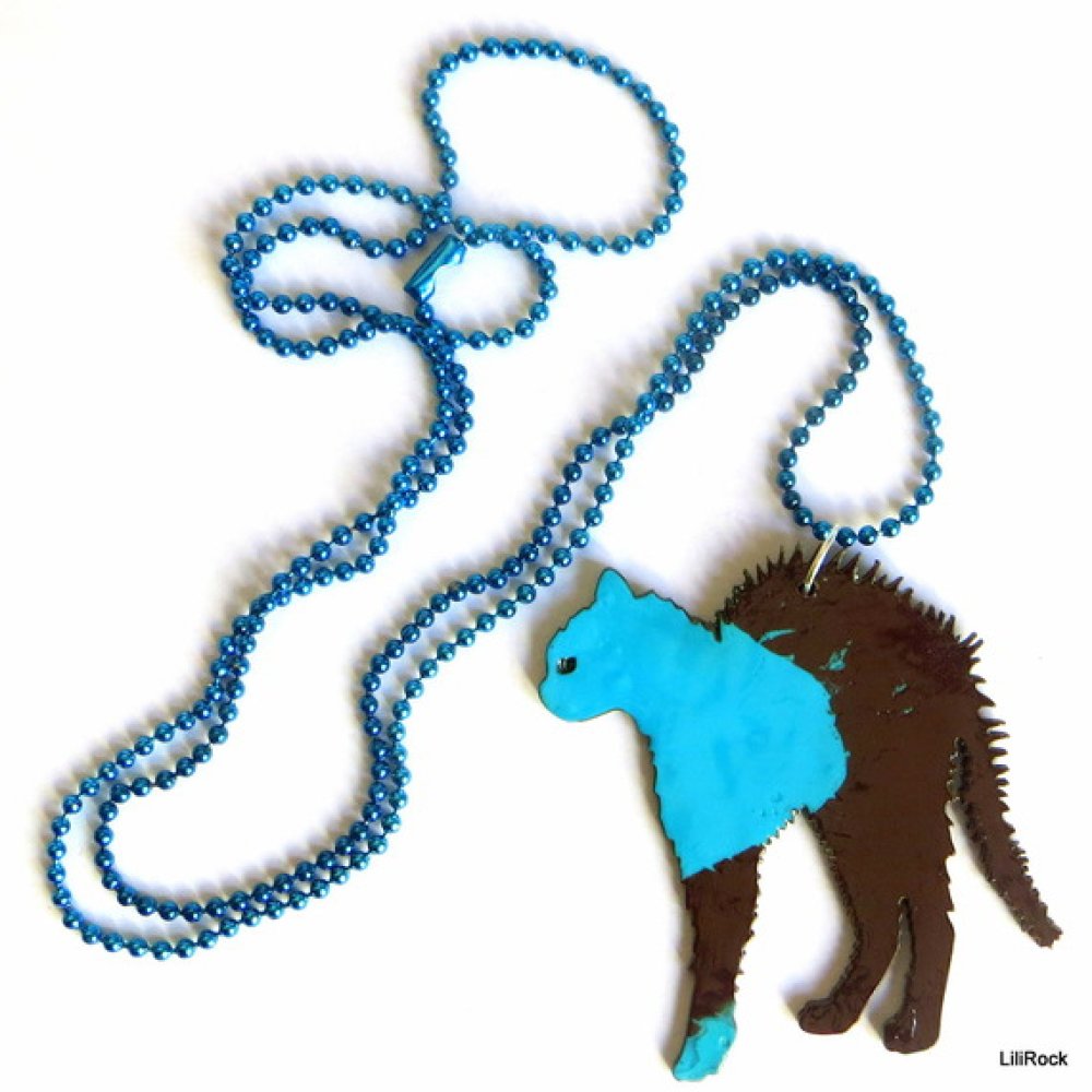 Collier Chat Poils Herisses Chaine A Billes Bleue Et Pate Fimo Par Lilirock Un Grand Marche