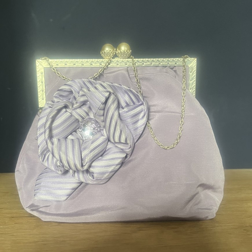 La pochette de la demoiselle d'honneur