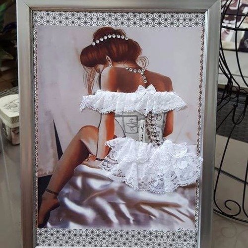 Cadre jeune femme au corset glamour