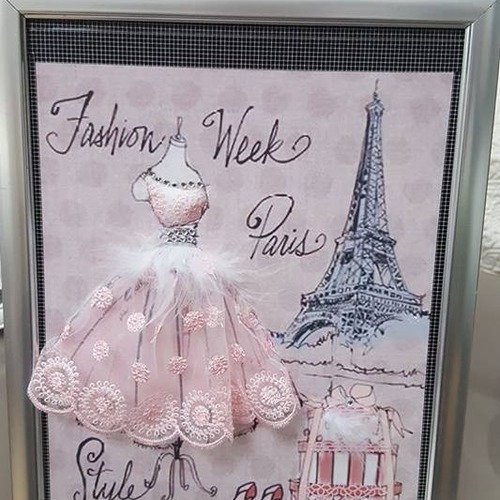 Collection cadre la petite robe rose paris chic sur carton plume 