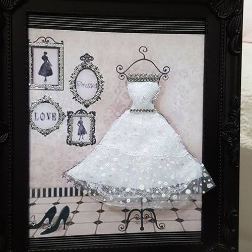 Collection cadre baroque la petite robe blanche shabby sur carton plume