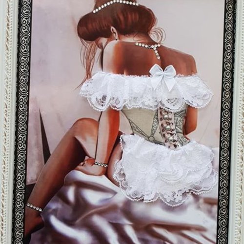 Cadre blanc baroque femme au corset glamour 