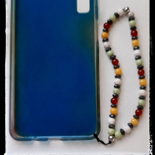 Bijou de portable perles en pierre minérale magnésite, jade jaune, cornaline et en verre verte