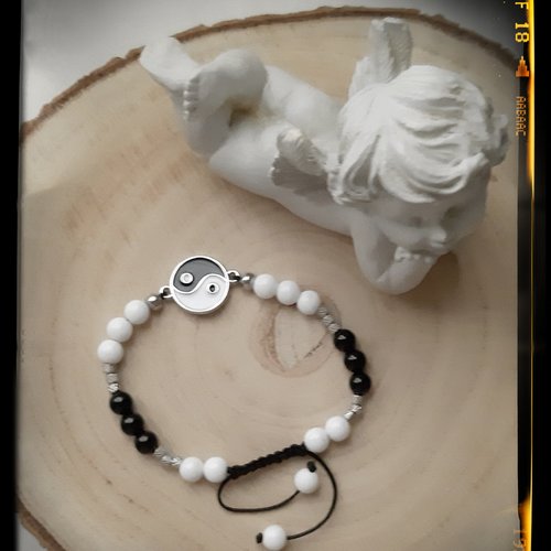 Bracelet perles en pierre minérale jade blanc et tourmaline noir connecteur yin yang sur fil macramé
