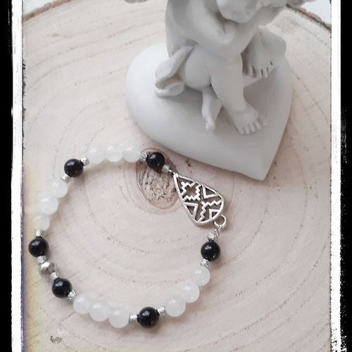Bracelet perles en jade blanc naturel et onyx noir connecteur tribal sur fil élastiqué