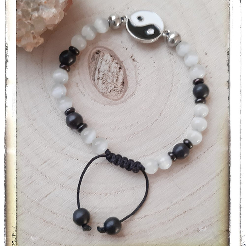Bracelet pierre minérale oeil de chat et howlite teinté noir sur fil macramé avec connecteur yin yang