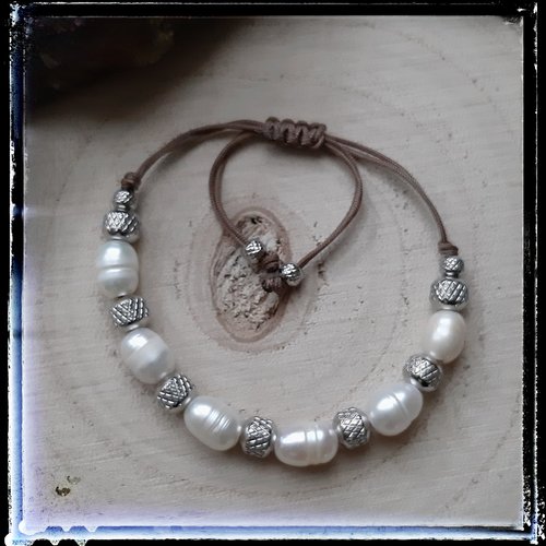 Bracelet perles d'eau douce ivoire et perles gravées en acier montées sur fi polyamide