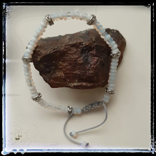 Bracelet perles boulier en opale montées sur fil polyamide gris pour femme