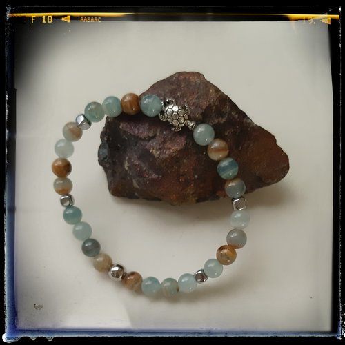 Bracelet pierre minérale calcite aquatine lémurienne monté sur fil élastique très résistant