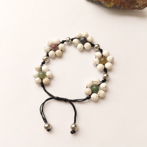 Bracelet pierre minérale magnésite et agate indienne, fil polyamide noir réglable, forme fleur