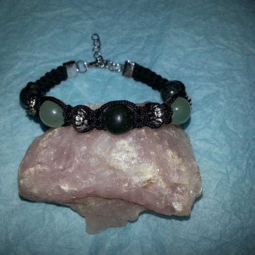 Bracelet macramé perles en pierre minérale serpentine  sur fil nylon noir