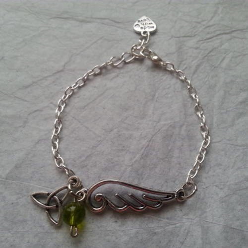 Bracelet perle péridot vert breloque celtique connecteur aile d'ange