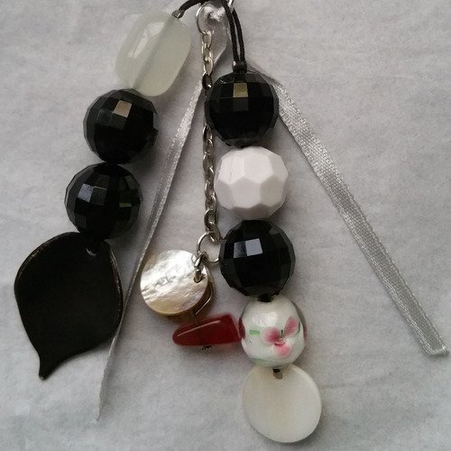  porte clés métal argenté avec perles blanche et noire 