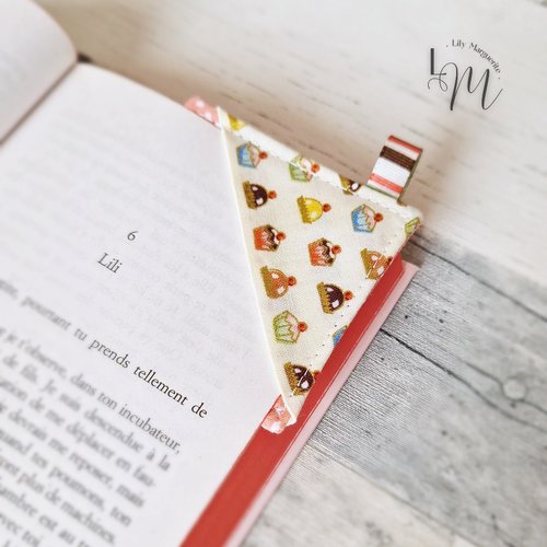 Marque-page - cupcake  - en tissu - angle du livre